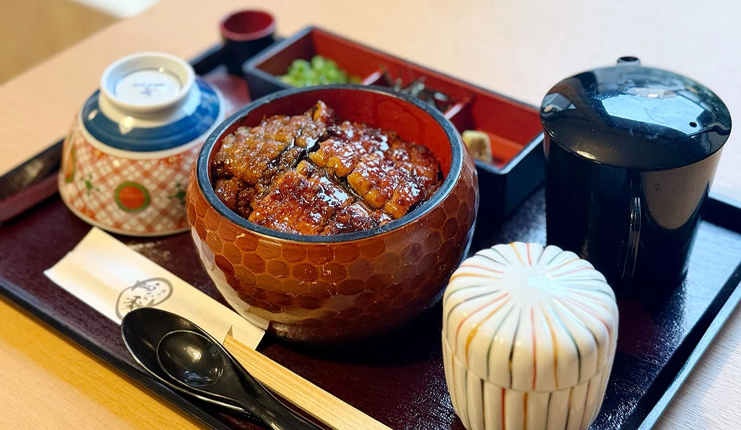 「Arashiyama unagi unasyu」的招牌鰻魚盒飯(鰻魚重)